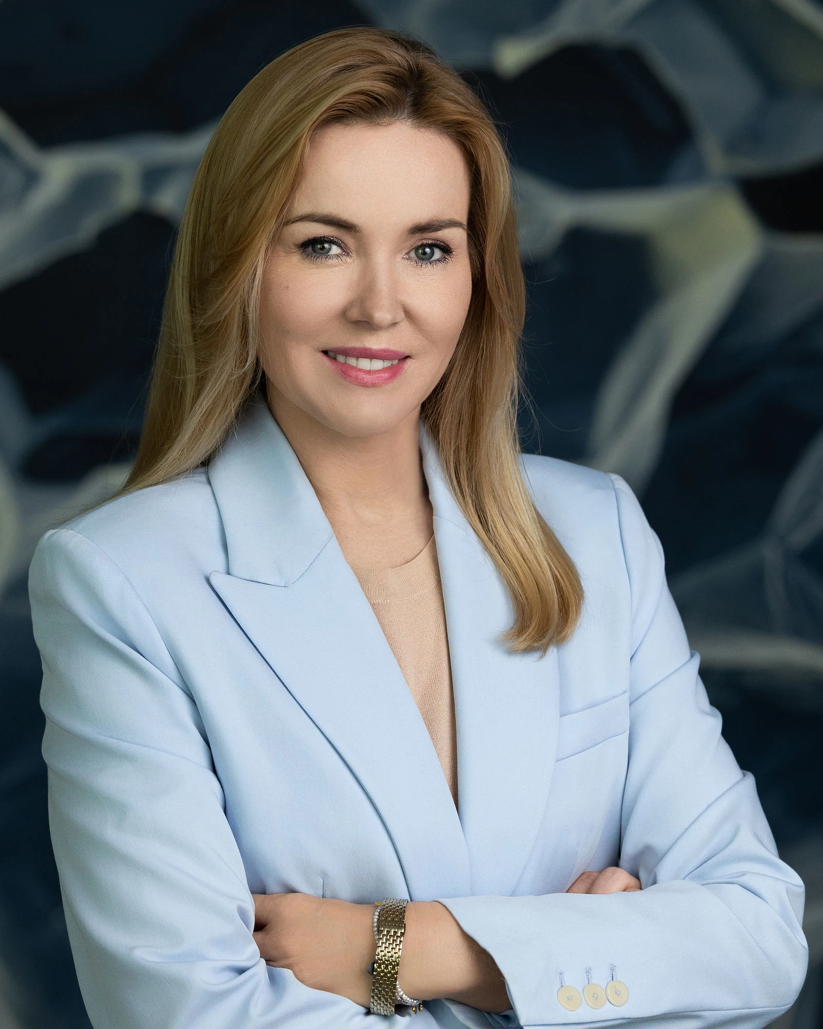 Kasia w jasnoniebieskim garniturze.
