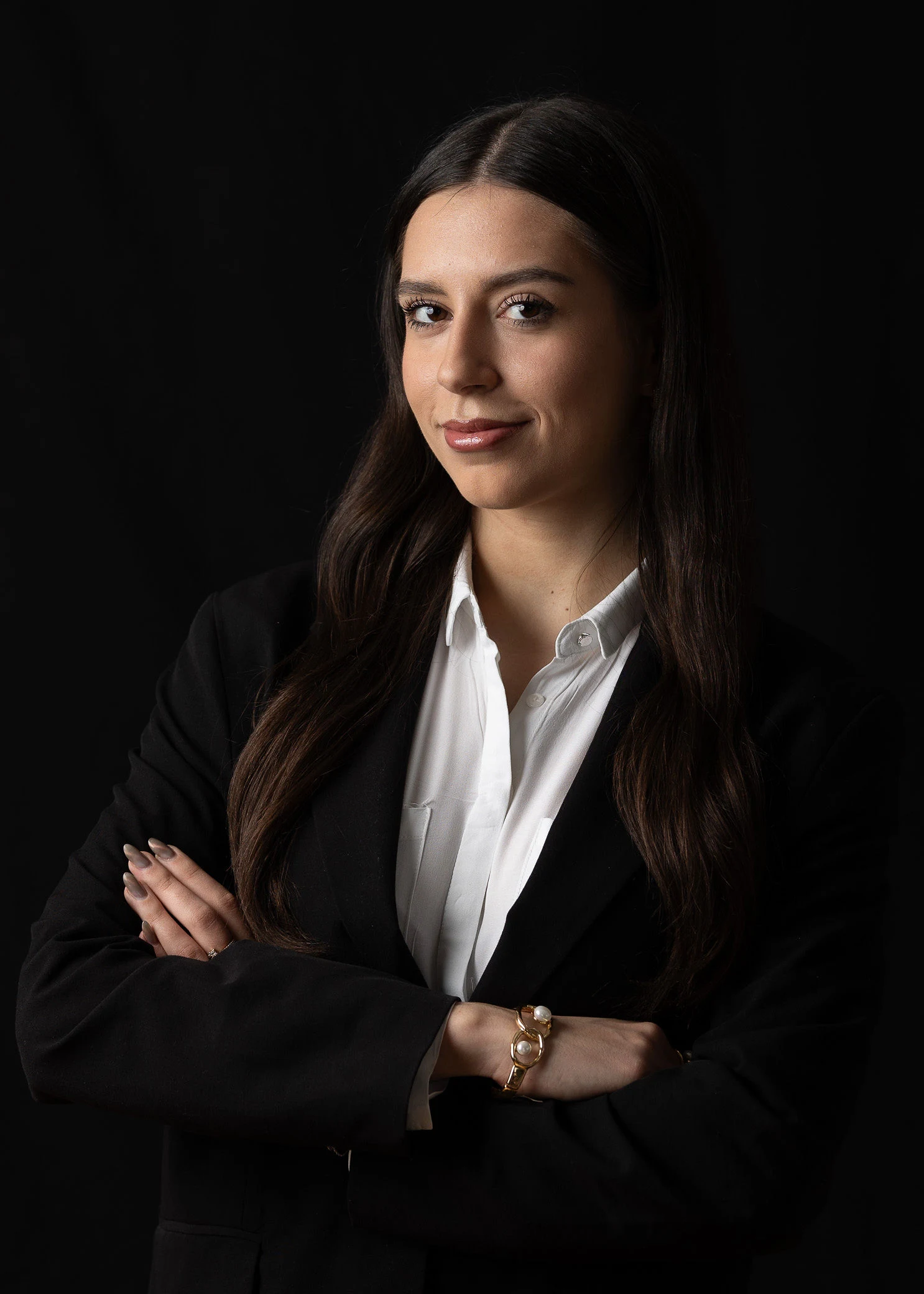 Weronika w ciemnej marynarce i białej koszuli.